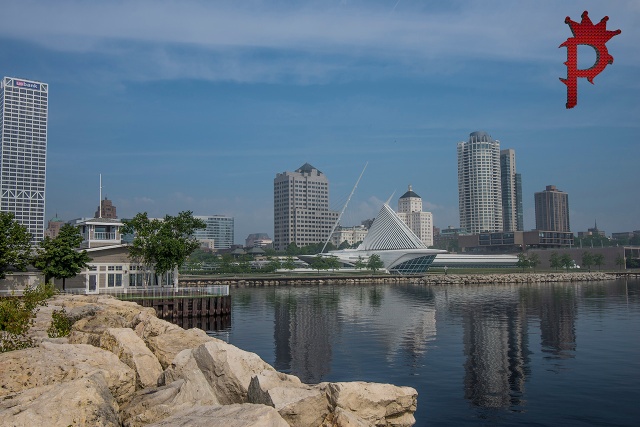 Milwaukee, Wisconsin skyline and museum of art.